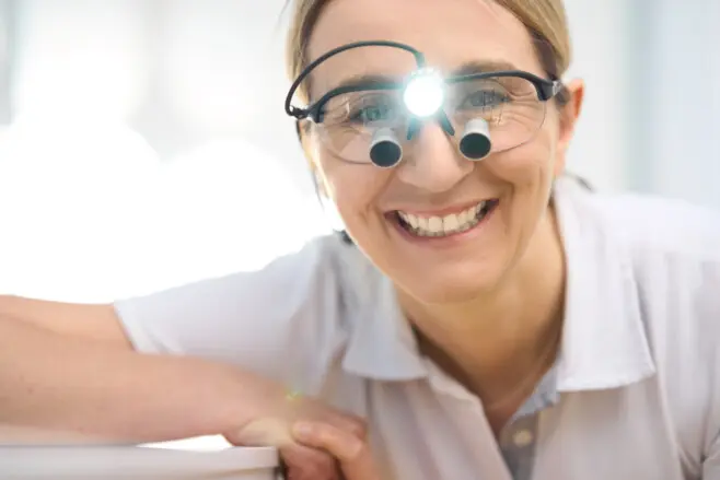 Lupenbrille der Zahnarztpraxis Schreiber